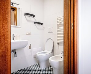 Een haardroger, een bidet, handdoeken, zeep