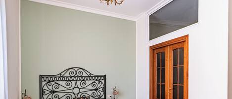 1 slaapkamer, een strijkplank/strijkijzer, wifi, beddengoed