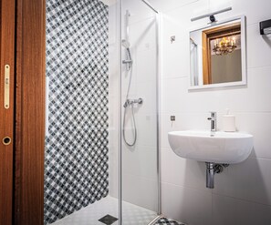 Sèche-cheveux, bidet, serviettes fournies, savon