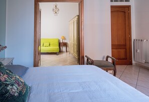 1 slaapkamer, een strijkplank/strijkijzer, wifi, beddengoed