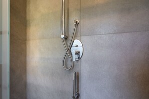 Een douche, een haardroger, een bidet, handdoeken