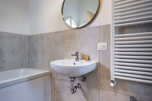 Bruser, hårtørrer, bidet, håndklæder