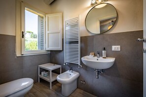 Doccia, asciugacapelli, bidet, asciugamani