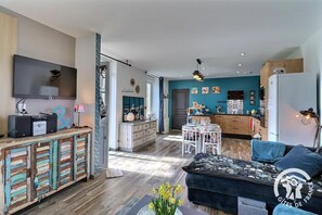 Télévision, table de tennis de table, livres, chaîne hi-fi