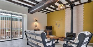 Tv, bordsfotboll och ett bordtennisbord