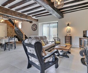 Tv, bordsfotboll och ett bordtennisbord