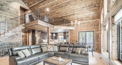 Yellowstone Luxury Cabin, Hot Tub, Game Room,EV Hookup,Massive Deck,5Bed/3.5Bath