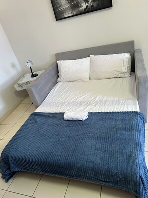 Iron/ironing board, WiFi, bed sheets