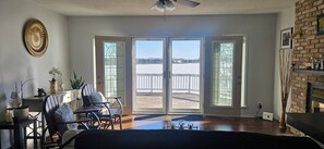 Smart TV, fireplace - LAKE HOUSE 6 MINUTES TO TOWN.BRING YOUR WATER SPORTS GEAR AND ENJOY (Neepawa)