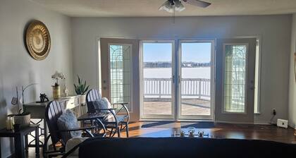 LAKE HOUSE 6 MINUTES TO TOWN.BRING YOUR WATER SPORTS GEAR AND ENJOY