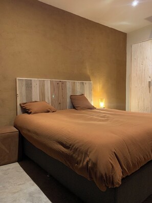 4 bedrooms, desk, iron/ironing board, WiFi