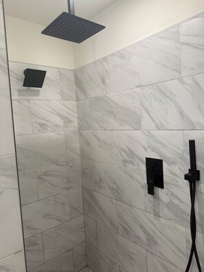 Haartrockner, Handtücher, Seife, Toilettenpapier