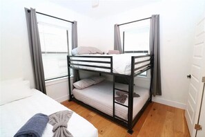 2 bedrooms, iron/ironing board, WiFi, bed sheets - Charming 2-bedroom house with AC, WiFi in welcoming Galveston (Galveston)