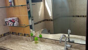 Secador de cabelo, toalhas de banho, sabonete, papel higiênico