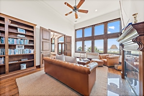 Fernseher, Tischfußball, Tischtennisplatte