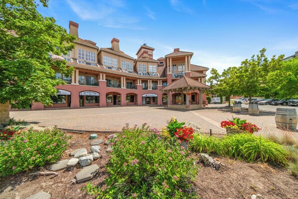 Exterior - Walk Up Studio Steps From the Golf Course - 101B (Kelowna)