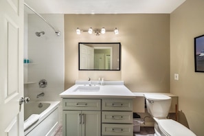 Hair dryer, towels - Studio on Golf Course - 101B (Kelowna)