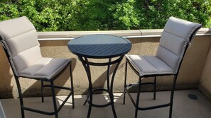 Outdoor dining - Welcoming Loft With Golf Course View - 312 (Kelowna)