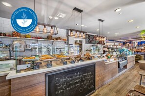 Dining - 1BR Penthouse Oasis, Stunning Marina Views! Walk to Beach (Marina del Rey)