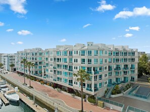 Exterior - 1BR Penthouse Oasis, Stunning Marina Views! Walk to Beach (Marina del Rey)