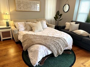 5 bedrooms, desk, iron/ironing board, travel cot