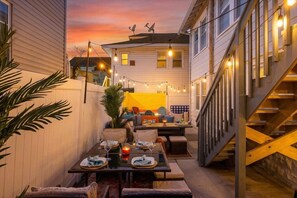 Outdoor dining - 5BR Near Beach | Outdoor Shower | Fire Pit | BBQ (Ventnor City)
