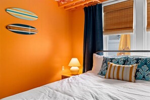 5 habitaciones, escritorio y tabla de planchar con plancha 