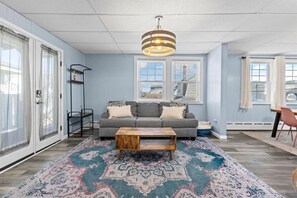 Smart-tv, pejs, bøger, kontorer