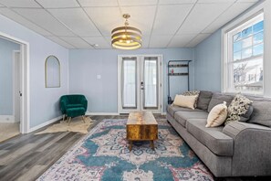 Smart TV, chimenea, libros, oficina