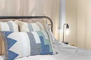 5 habitaciones, escritorio y tabla de planchar con plancha 