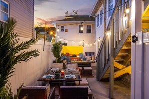 Outdoor dining - 5BR Near Beach | Outdoor Shower | Fire Pit | BBQ (Ventnor City)