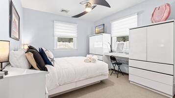 3 habitaciones, escritorio y tabla de planchar con plancha