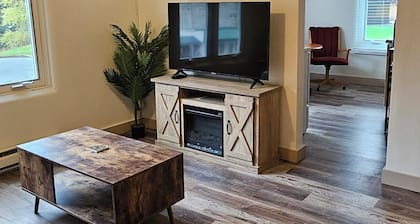 Cozy 1-bedroom apartment with AC, WiFi in serene Metaline Falls