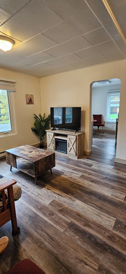 Cozy 1-bedroom apartment with AC, WiFi in serene Metaline Falls