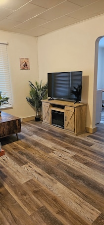Smart TV, fireplace. Cozy 1-bedroom apartment with AC, WiFi in serene Metaline Falls