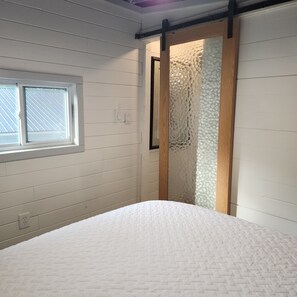 2 bedrooms, WiFi, bed sheets - Charming 2-bedroom Tiny House with big personality in N Charleston, SC (North Charleston)