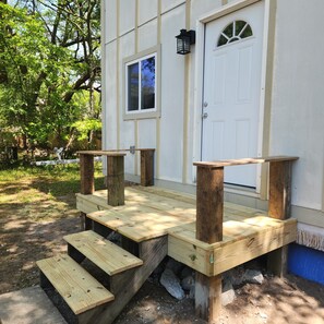 Outdoor dining - Charming 2-bedroom Tiny House with big personality in N Charleston, SC (North Charleston)