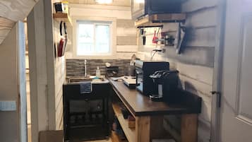 Kühlschrank, Mikrowelle, Herdplatte, Wasserkocher mit Kaffee-/Teezubehör