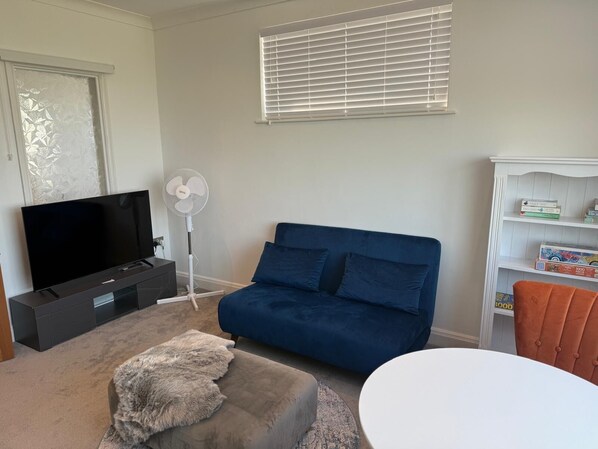 Smart TV, books - Stunning Sea-Facing Flat in Palm Bay, Margate – Your Coastal Retreat Awaits! (Cliftonville)