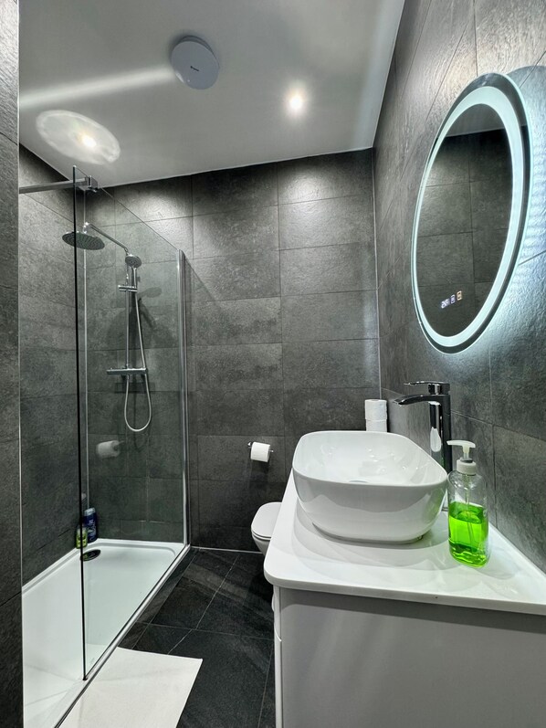 Een douche, een haardroger, handdoeken, shampoo