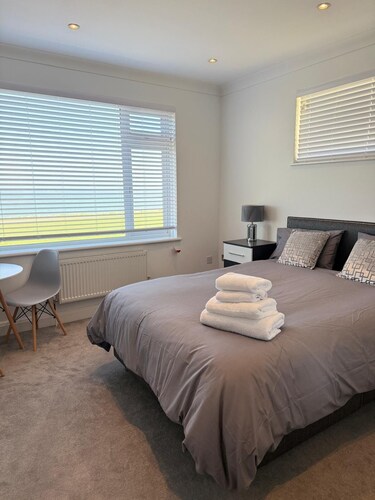 Stunning Sea-Facing Flat in Palm Bay, Margate – Your Coastal Retreat Awaits!