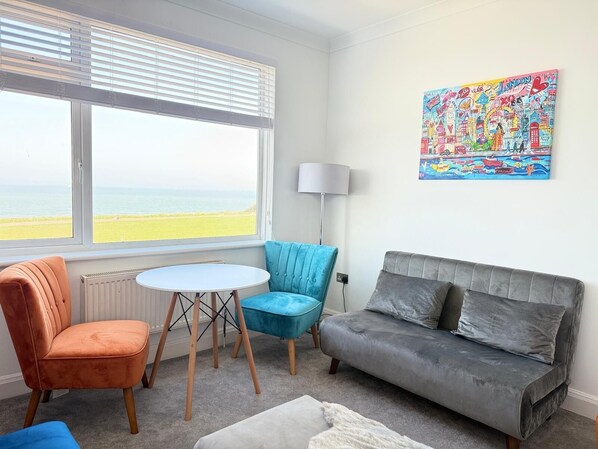 Smart TV, books - Stunning Sea-Facing Flat in Palm Bay, Margate – Your Coastal Retreat Awaits! (Cliftonville)