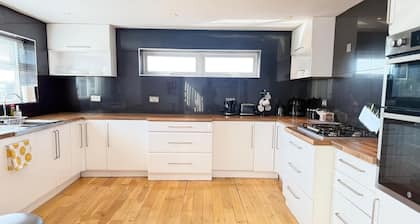Stunning Sea-Facing Flat in Palm Bay, Margate – Your Coastal Retreat Awaits!
