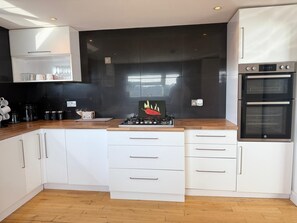 Fridge, microwave, oven, stovetop - Stunning Sea-Facing Flat in Palm Bay, Margate – Your Coastal Retreat Awaits! (Cliftonville)