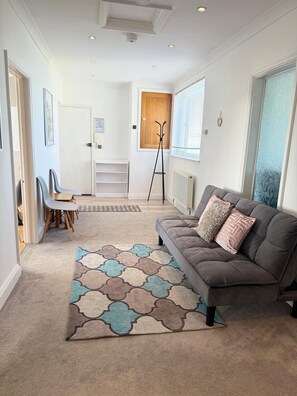 Smart TV, books - Stunning Sea-Facing Flat in Palm Bay, Margate – Your Coastal Retreat Awaits! (Cliftonville)