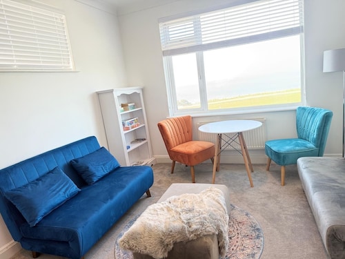 Stunning Sea-Facing Flat in Palm Bay, Margate – Your Coastal Retreat Awaits!