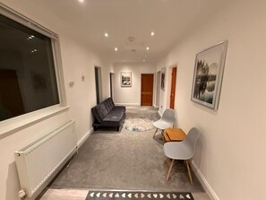 Smart TV, books - Stunning Sea-Facing Flat in Palm Bay, Margate – Your Coastal Retreat Awaits! (Cliftonville)