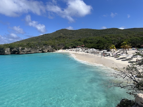 Chaises longues, serviettes de plage