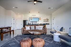 Smart TV - Stargazer Retreat and Pet friendly escape. (Landers)