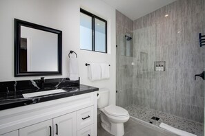 Shower, towels, soap, shampoo - Stargazer Retreat and Pet friendly escape. (Landers)